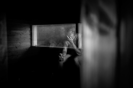 El fotógrafo Javier Corso expone en Barcelona “Fishshot”, un retrato del alcoholismo en la Finlandia contemporánea