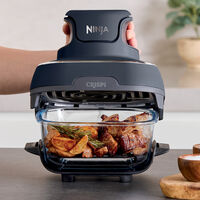 Esta freidora de aire de Ninja quiere acabar con uno de los peores momentos de cocinar: lavar los recipientes de silicona   