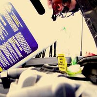 Sí, puedes usar agua como líquido refrigerante, pero solo en casos muy concretos