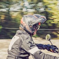 Es muy común que el casco de la moto provoque dolores de cabeza o incomodidades. Y la solución es muy sencilla