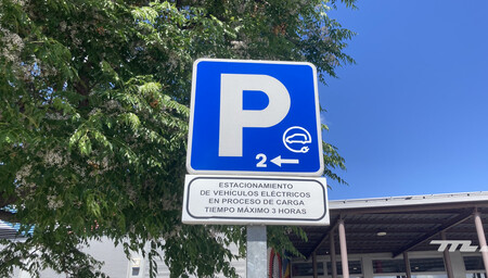 Plazas con puntos de carga coches eléctricos multas