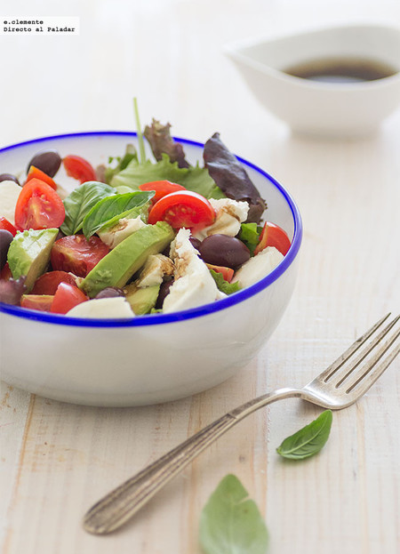 Ensalada caprese con aguacate y aliño de miel. Receta