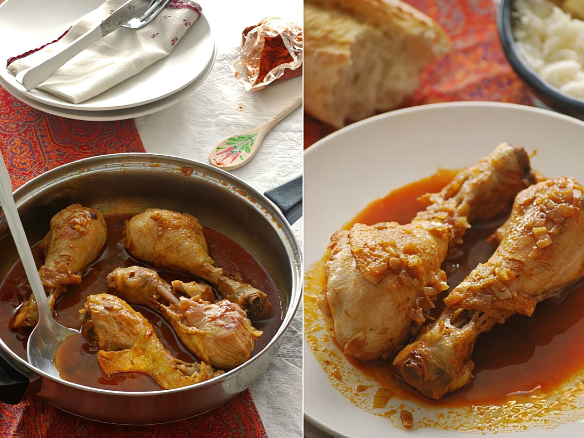 Guiso de pollo con pimentón en una olla, con cebollas y carne tierna.