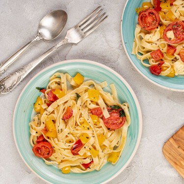 La mejor pasta de verano no lleva salsa, se hace con tomate crudo y cuatro cosas más