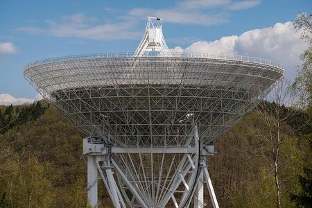 Si una civilización tecnológica extraterrestre oyera alguna transmisión terrestre, recibiríamos respuesta 2.000 años después