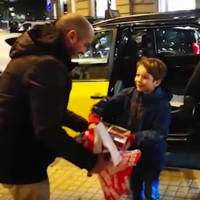 Un niño pierde su videoconsola en un taxi, pero un grupo de taxistas solidarios le devuelve la alegría
