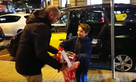 Un niño pierde su videoconsola en un taxi, pero un grupo de taxistas solidarios le devuelve la alegría