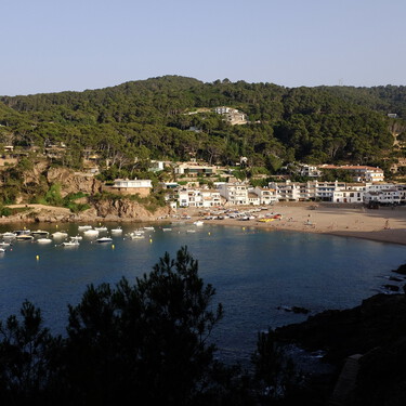 El bonito pueblo de la Costa Brava a una hora de Barcelona: rodeado de espectaculares playas y un castillo medieval que hay que visitar