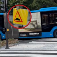 Colocan en San Sebastián un badén tan alto que casi rompe por la mitad un autobús articulado