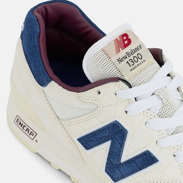 New Balance le pone el toque retro a tu look de otoño con sus zapatillas blanco crema que no dejarás de llevar con jeans 