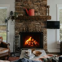 En una chimenea o estufa puedes quemar casi cualquier cosa, pero hay unos tipos de madera que son más recomendables como calefacción 