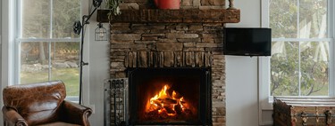 En una chimenea o estufa puedes quemar casi cualquier cosa, pero hay unos tipos de madera que son más recomendables como calefacción 