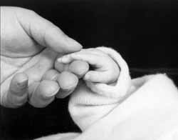 Récord: quedó embarazada naturalmente y fue madre a los 59 años
