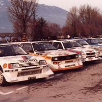 Amores que deixam marcas: fã chegou tão perto de um carro de rali que os mecânicos encontraram dedos humanos dentro de um Peugeot 