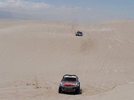 dakar2010_duelo-entre-stefan-peterhansel-y-nasser-al-attiyah-en-la-cuarta-etapa-del-dakar.jpg
