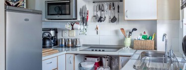 La solución definitiva para cocinas pequeñas: estantes con estilo y sin un solo hoyo en la pared