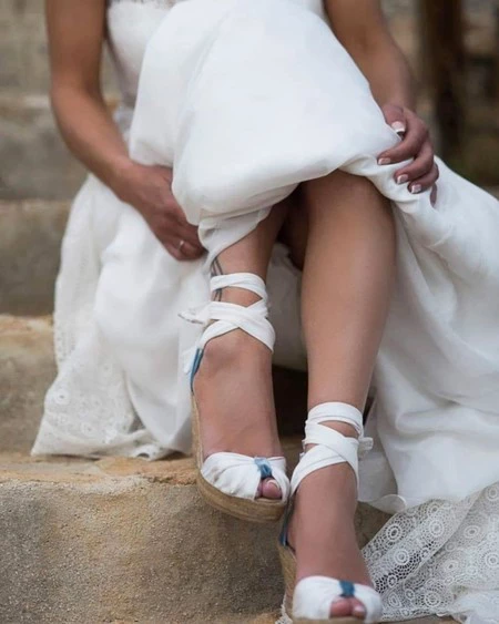 Las novias más bohemias eligen alpargatas para el día de su boda