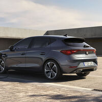 Los coches más vendidos de 2021: el SEAT León se lleva el primer asalto en su batalla con el Dacia Sandero