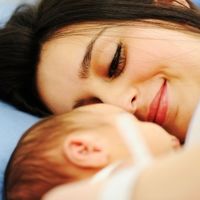 Una joven madre da a luz mientras lucha contra el cáncer cerebral 