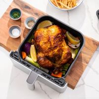 PcComponentes rebaja la freidora de aire Cosori con mayor capacidad que puede incluso cocinar un pollo asado para toda la familia