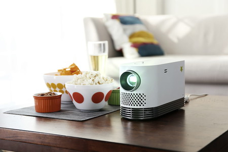 LG presenta su nuevo proyector portátil láser ProBeam con brillo de sobra para lucir en tu salón