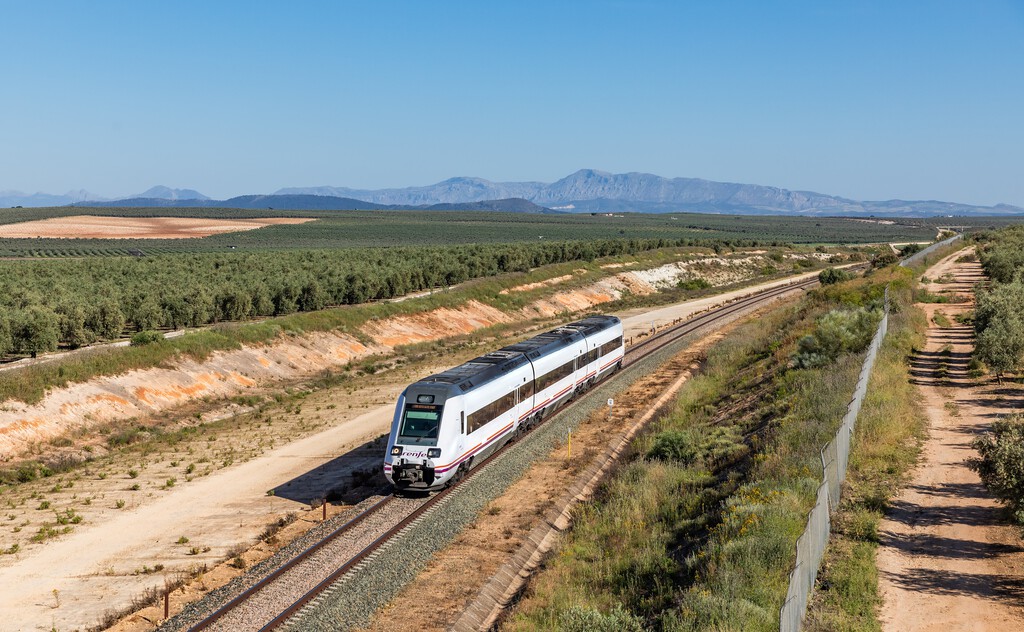 Decenas de pasajeros tuvieron que ir de pie en el tren a Extremadura porque Renfe vendió más billetes que asientos