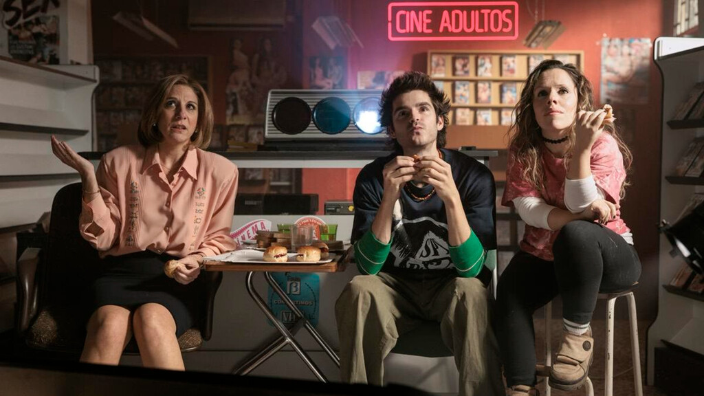 'Cochinas' va más allá de los chistes guarros. La serie se atreve a reivindicar el placer y la liberación sexual del porno de antaño para un público acostumbrado a XVideos