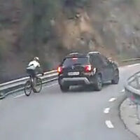 Imprudencia, nivel: el ciclista que se ha hecho viral por adelantar ilegalmente y terminar en el hospital y denunciado