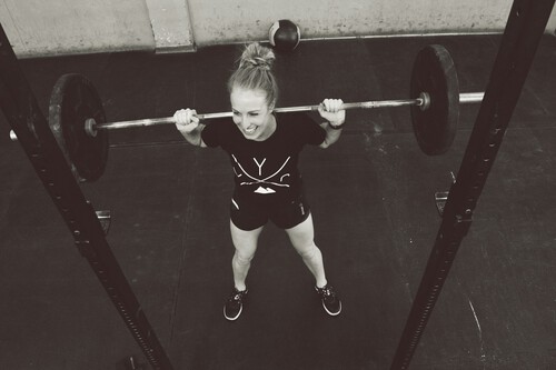 Si quieres ganar masa muscular en los cuádriceps la reina de las sentadillas es la sentadilla en multipower, no la libre 