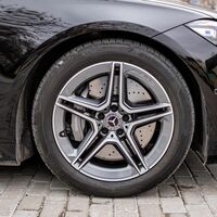 Que no te vendan un coche de segunda mano 'nuevo' con neumáticos 'viejos': comprueba cuándo se fabricaron para que no te la cuelen