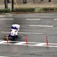 Hay un tifón y quiero pizza, así que... que se joda el de la moto