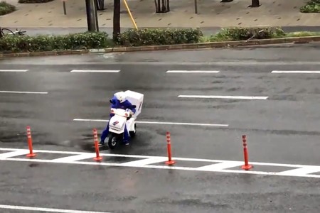 Hay un tifón y quiero pizza, así que... que se joda el de la moto