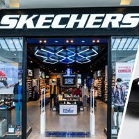Cómodas, bonitas y de estilo único: así son las sandalias Skechers que arrasan por menos de 40 euros   