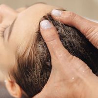 Katrina Riera, experta capilar: "El lavado no provoca la caída capilar: simplemente hace más visible el cabello que ya estaba en fase de desprendimiento. Por ello, la frecuencia debe adaptarse a las necesidades"