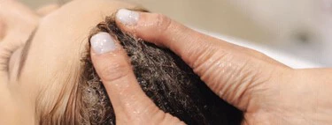 Katrina Riera, experta capilar: "El lavado no provoca la caída capilar: simplemente hace más visible el cabello que ya estaba en fase de desprendimiento. Por ello, la frecuencia debe adaptarse a las necesidades"