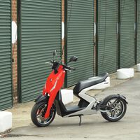 El Zapp i300 es un scooter urbano al que parece que le falta un trozo, y cuesta casi como una Honda CB500F 