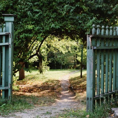 Las rejas exteriores ya no son la única solución: esta es la nueva tendencia más estética y luminosa para casas unifamiliares 