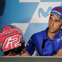 Álex Rins ayuda a luchar contra el cáncer de mama en el GP de Aragón con casco, botas y guantes especiales