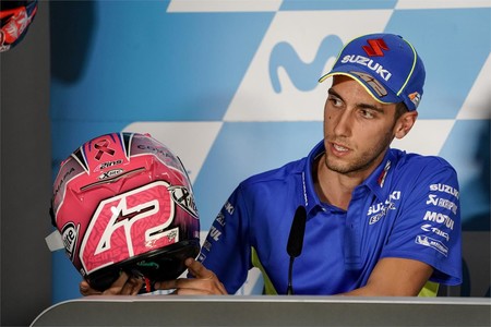 Álex Rins ayuda a luchar contra el cáncer de mama en el GP de Aragón con casco, botas y guantes especiales