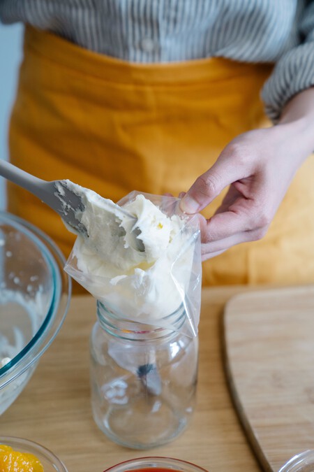 Lili Cuéllar, pastelera experta y mentora en MasterChef 24/7: para aplicar el betún perfecto “el brazo tiene que estar lo más pegado al cuerpo”