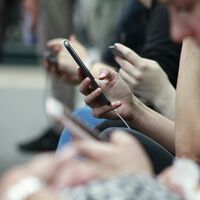 Una madre cansada de la adicción a los móviles de sus hijos crea un teléfono revolucionario sin internet que cuesta 100 euros