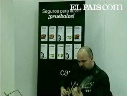 Entretenidos en la cola del banco