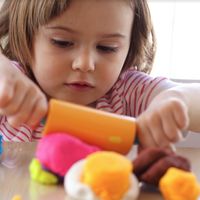 Por qué jugar con plastilina es importante para el desarrollo de los niños