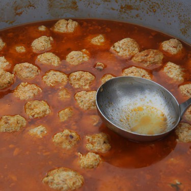 Aunque no lo parezca, en Cartagena también puede hacer frío: por eso tienen una de las recetas de pelotas más antiguas de España