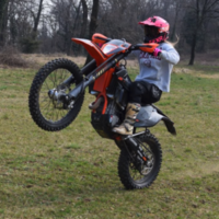 La madre de todas las multas va para este motero por vacilar con la moto frente a sus hijos y un civil... Que era policía