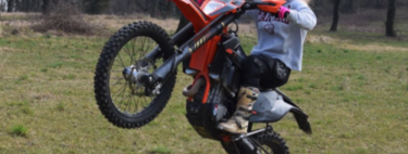 La madre de todas las multas va para este motero por vacilar con la moto frente a sus hijos y un civil... Que era policía