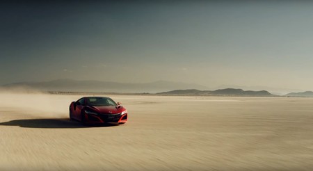 Video: Honda NSX te enseña a crear una figura gigante tan sólo ayudado por el GPS