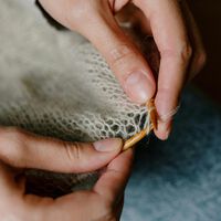 Esta actividad no es solo de las abuelitas: cómo una generación adicta a las pantallas se está enganchando con tejer y coser 