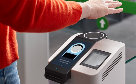 Amazon One es un nuevo sistema con el que pagar en tiendas sin metálico o tarjeta: solo hará falta la palma de la mano