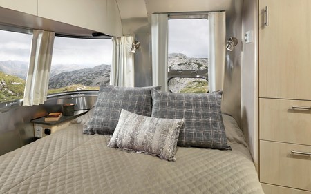 Airstream renueva su caravana Flying Cloud y nos pone los dientes largos con un interior de lujo desde 70.300 euros